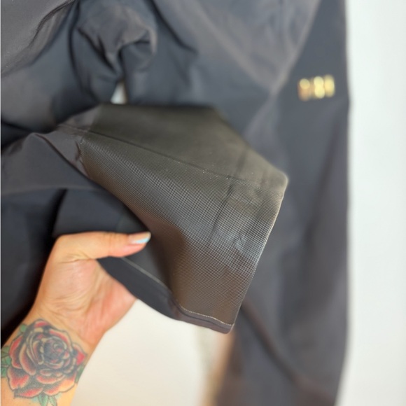 Helly Hansen Black and Gray Outdoor Ski Pants - Picture 8 of 10